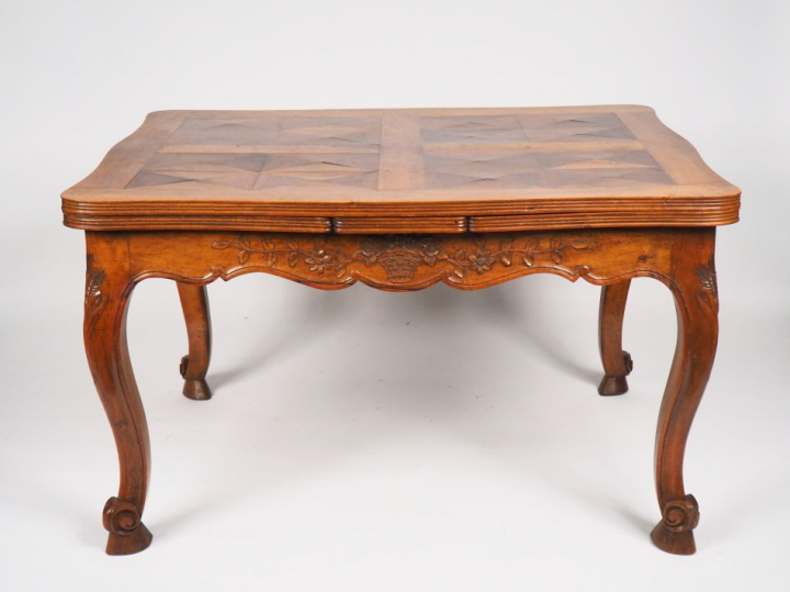 Table de salle à manger de style provençal en noyer mouluré et sculpté