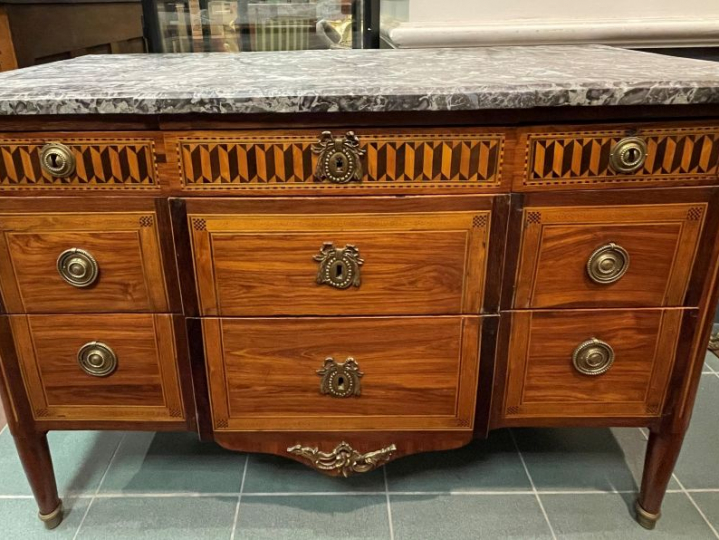 Commode Louis XVI en marqueterie à décor de motifs géométriques. Dessu