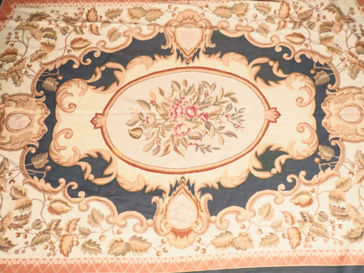Tapis dans le style d'Aubusson de style Louis XVI, à décor de fleurs p
