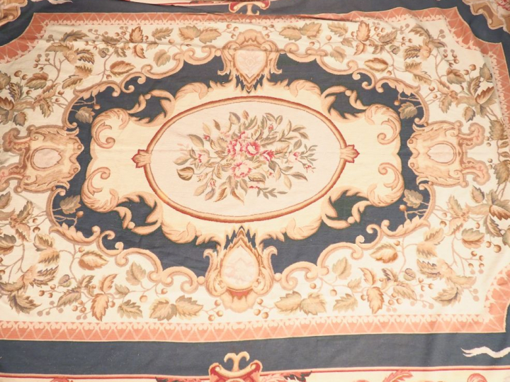 Tapis dans le style d'Aubusson de style Louis XVI, à décor de fleurs p