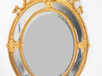Vente aux enchères Miroir médaillon Napoléon III en bois et stuc doré fronton ajouré à dé