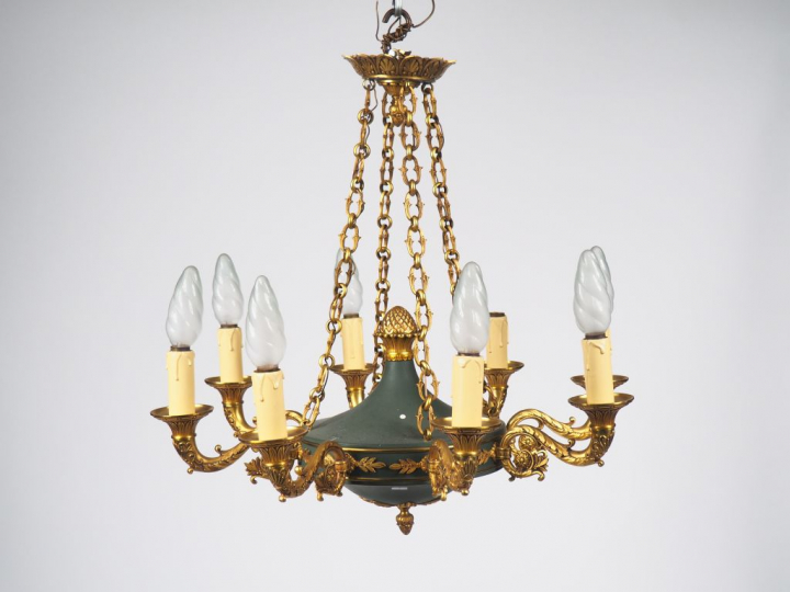 Lustre de style Empire en tôle, bronze et laiton à décor de rinceaux f
