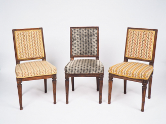 Vente aux enchères Jean AVISSE. 3 chaises Louis XVI en bois mouluré pieds cannelés.  Esta