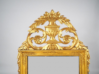 Vente aux enchères Glace XIXème de style Louis XVI en bois et stuc doré à décor de rincea