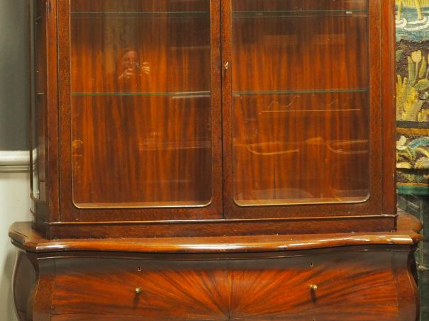 Meuble vitrine Napoléon III de style Louis XV en frisage, ouvrant à 2 