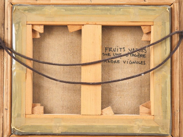 André VIGNOLES. "Fruits variés sur une étagère". Huile sur toile, sign