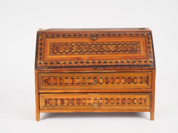 Commode de maîtrise début XIXème en marqueterie de paille en forme de 