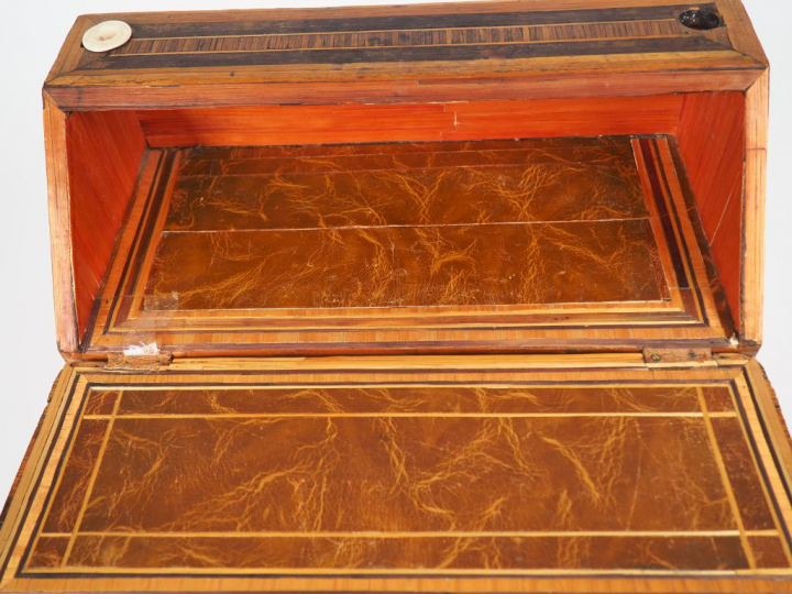 Commode de maîtrise début XIXème en marqueterie de paille en forme de 