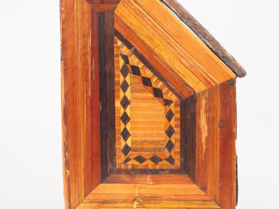 Commode de maîtrise début XIXème en marqueterie de paille en forme de 