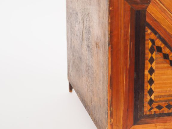 Commode de maîtrise début XIXème en marqueterie de paille en forme de 