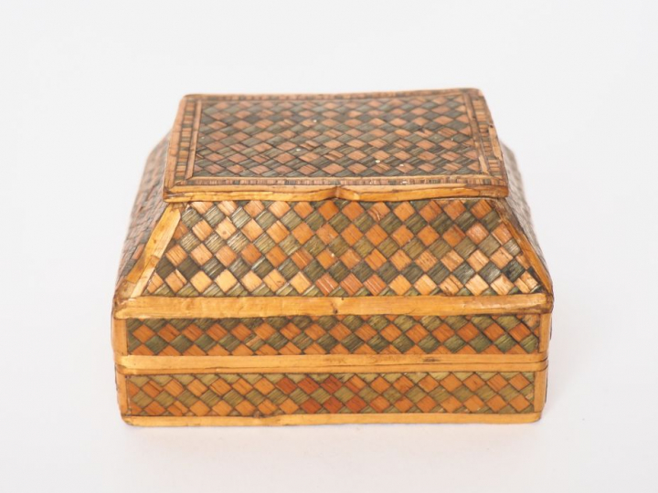 Boîte à message fin XVIIIème en marqueterie de paille, couvercle dégag