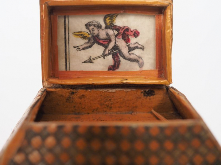 Boîte à message fin XVIIIème en marqueterie de paille, couvercle dégag