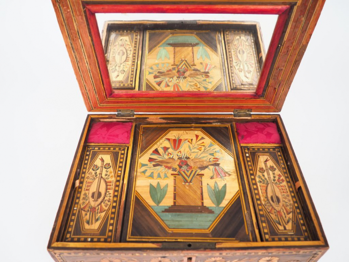Boîte à ouvrage début XIXème en marqueterie de paille, couvercle à déc