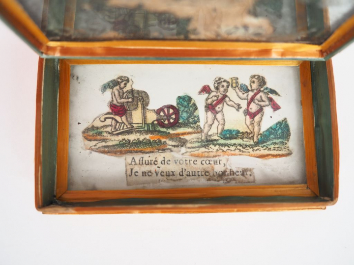 Petite boîte à couture en marqueterie de paille en forme de livres, in