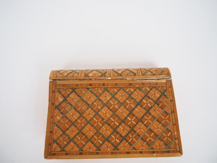 Petite boîte à couture en marqueterie de paille en forme de livres, in