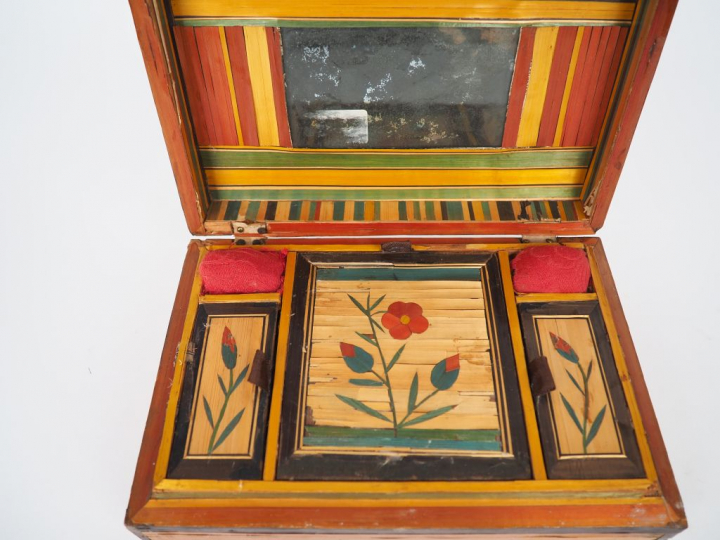 Boîte à ouvrage XIXème en marqueterie de paille, couvercle à décor d'h