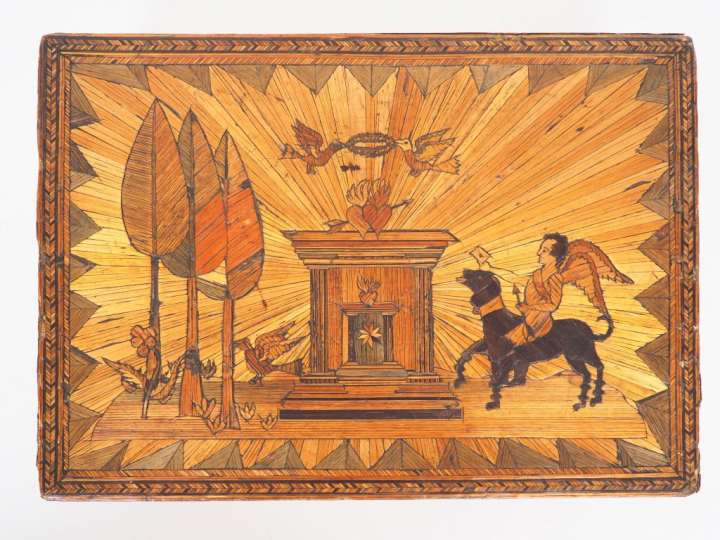 Boîte début XIXème en marqueterie de paille, couvercle à décor symboli