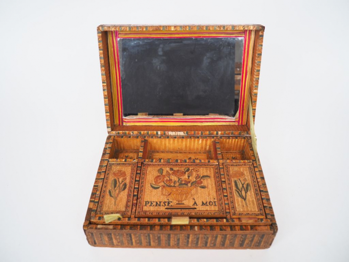 Boîte début XIXème en marqueterie de paille, couvercle à décor symboli