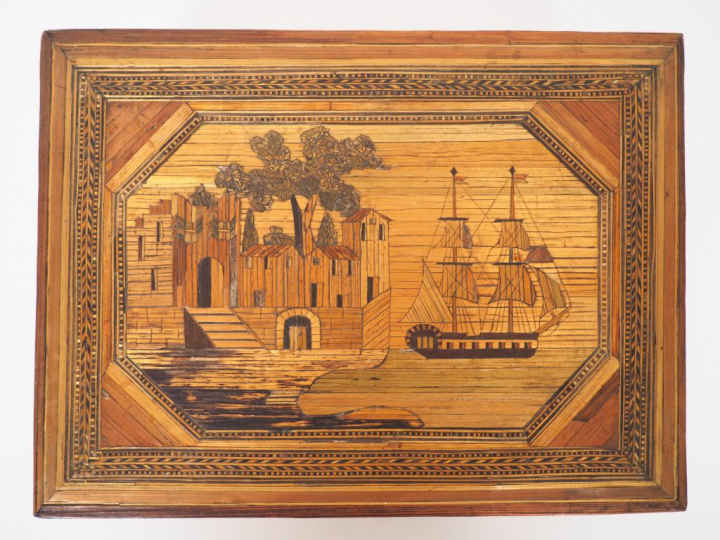 Coffret à ouvrage début XIXème en marqueterie de paille, couvercle à d