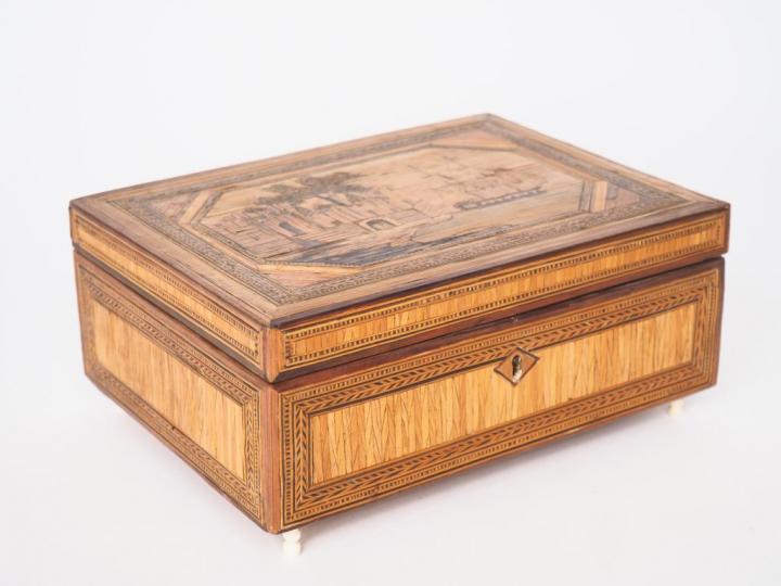 Coffret à ouvrage début XIXème en marqueterie de paille, couvercle à d