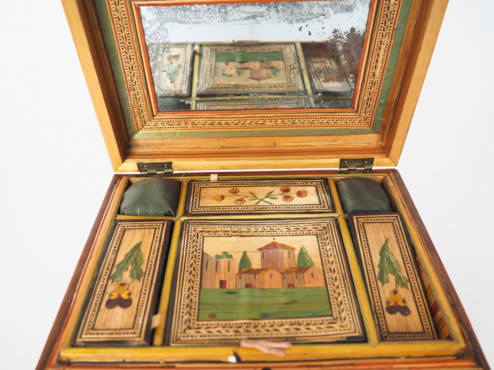 Coffret à ouvrage début XIXème en marqueterie de paille, couvercle à d