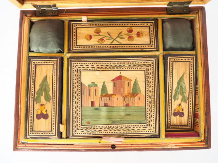 Coffret à ouvrage début XIXème en marqueterie de paille, couvercle à d