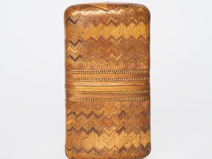 Etui début XIXème en marqueterie de paille. Dim. 13 x 7 cm.