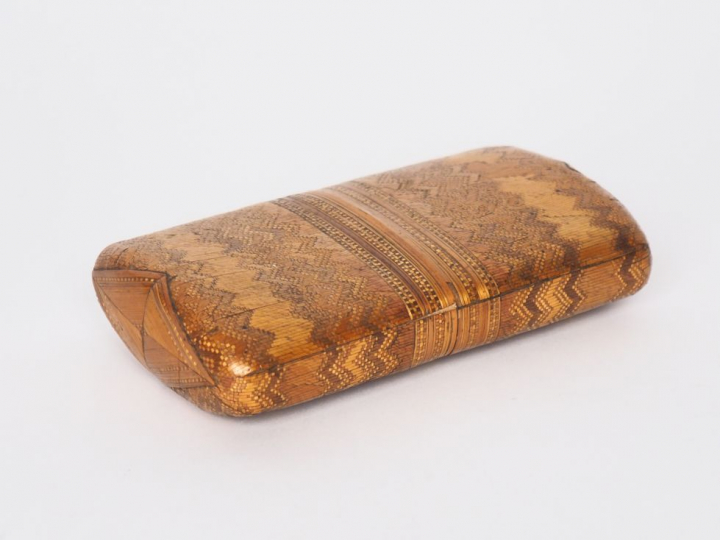 Etui début XIXème en marqueterie de paille. Dim. 13 x 7 cm.