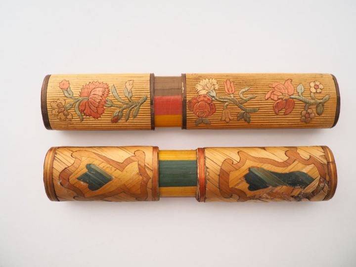 2 étuis XIXème en marqueterie de paille. Dim. 13 x 3 cm. Dim. 11,5 x 3