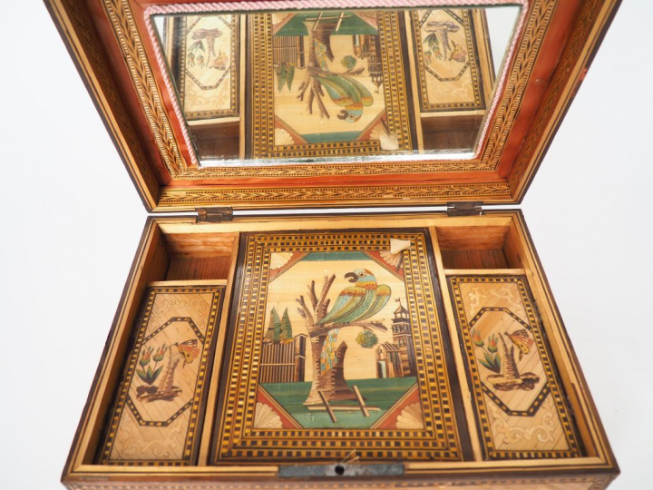 Boîte à couture XIXème en marqueterie de paille à décor de personnages