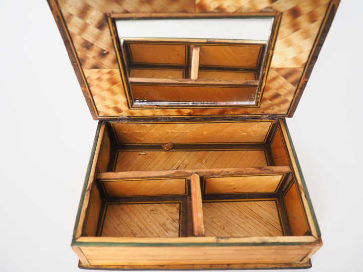 Boîte XIXème en marqueterie de paille figurant un livre en trompe l'œi