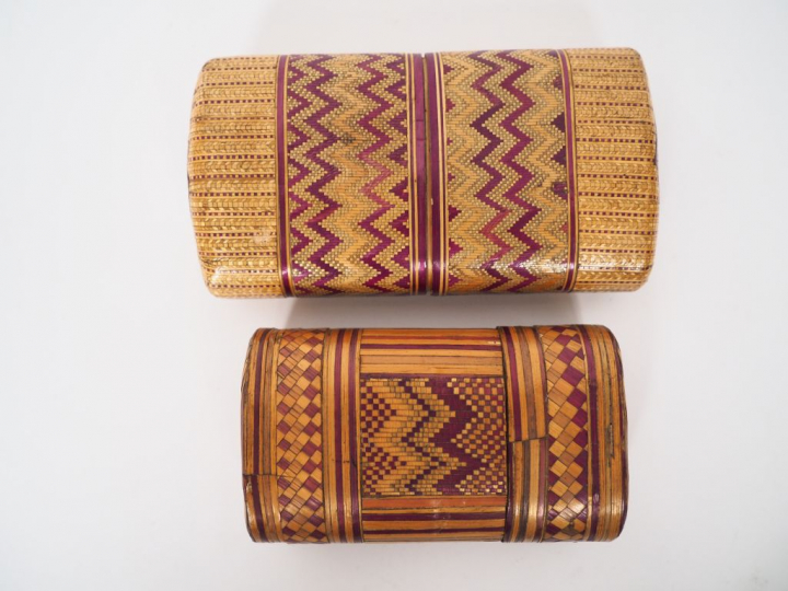 2 étuis XIXème en marqueterie de paille. Dim. 13,5 x 7 cm. Dim. 10 x 6