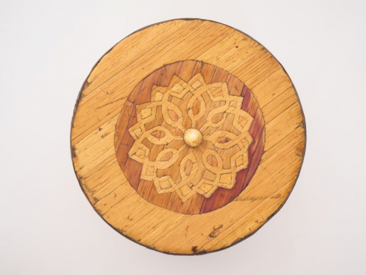 Etui cylindrique fin XVIIIème - début XIXème en marqueterie de paille 