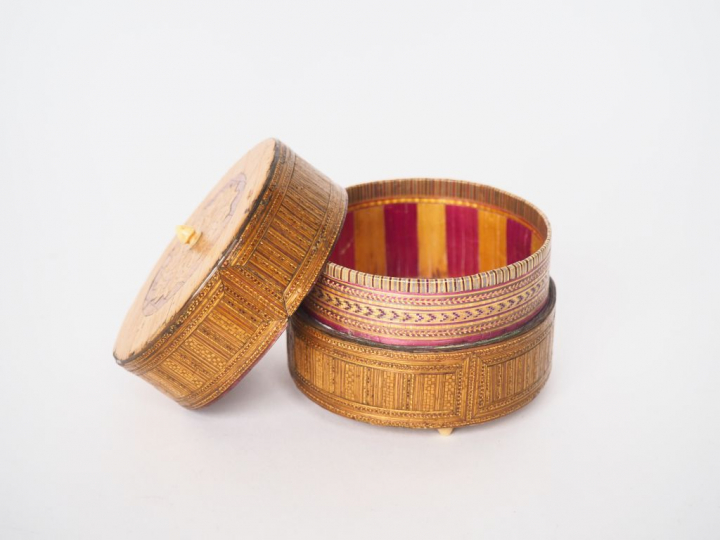 Etui cylindrique fin XVIIIème - début XIXème en marqueterie de paille 