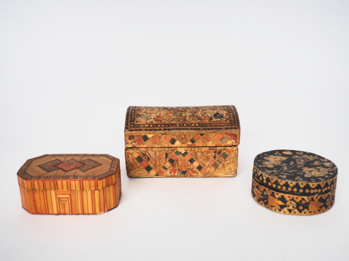 3 boîtes en marqueterie de paille. Dim. 8 x 14,5 x 8,5 cm Dim. 4 x 9 c