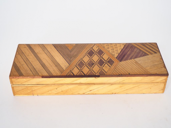 Boîte Art Déco en marqueterie de paille. Dim. 5 x 28 x 9,5 cm.  (Manqu