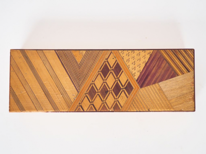Boîte Art Déco en marqueterie de paille. Dim. 5 x 28 x 9,5 cm.  (Manqu