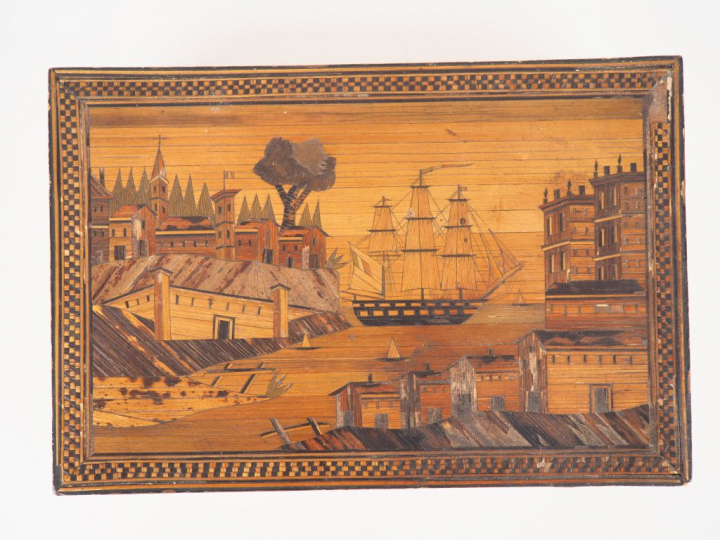 Boîte à bijoux XIXème en marqueterie de paille à décor de port animé. 