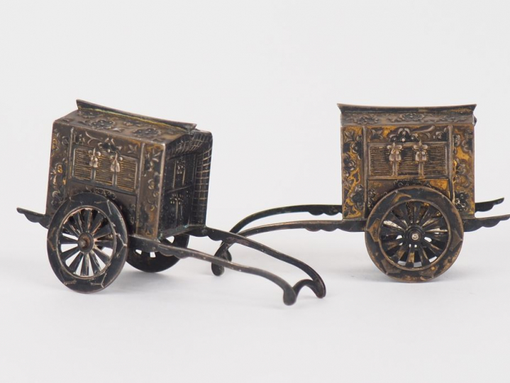 Paire de salières en argent anglais en forme de charrettes. Poids : 44