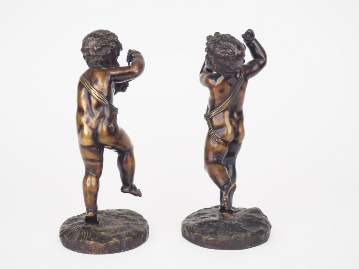 Paire de sujets en bronze XIXème à patine brune, "amours musiciens". H