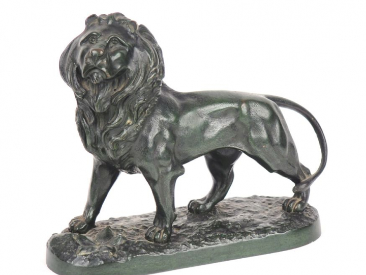 Sujet XIXème en bronze à patine verte "Lion marchant". Dim : 19 x 21 x