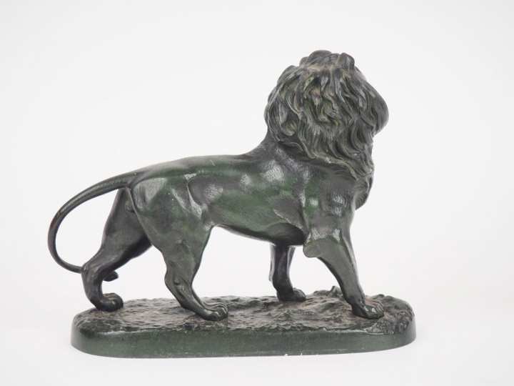 Sujet XIXème en bronze à patine verte "Lion marchant". Dim : 19 x 21 x