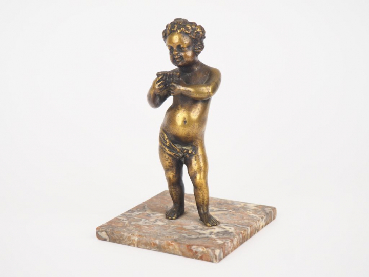 Sujet XVIIIème en bronze "amour à la flute de pan". H : 14,5 cm. (socl