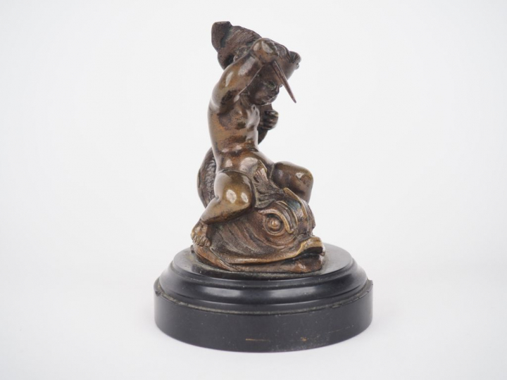 Sujet XIXe en bronze à patine brune, "amour marin", sur un socle en ma