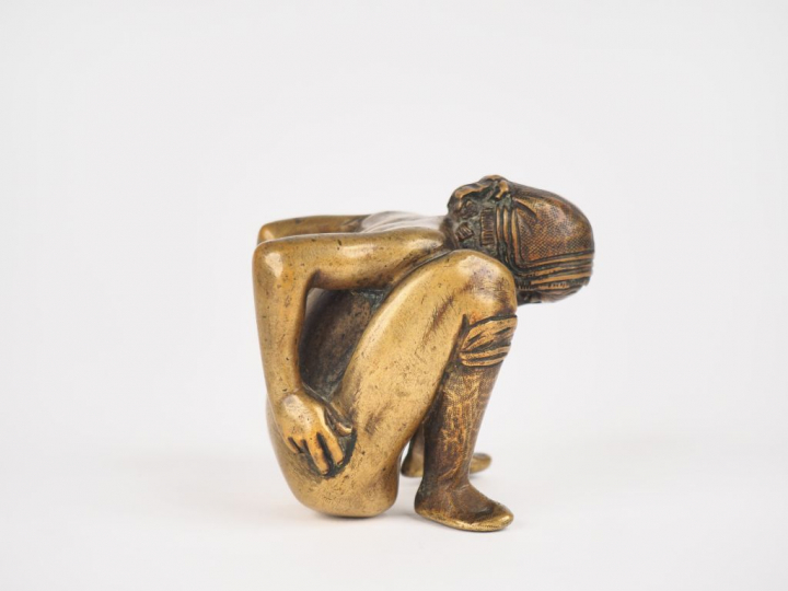 Sujet XIXème en bronze "jeune femme urinant". H. 7 x 7,5 x 5,5 cm.