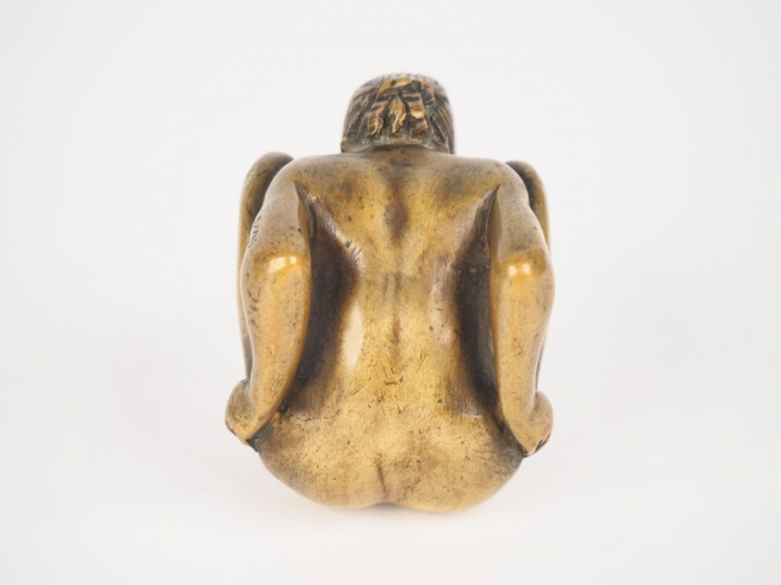 Sujet XIXème en bronze "jeune femme urinant". H. 7 x 7,5 x 5,5 cm.