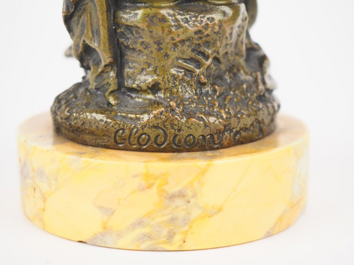 CLODION (d'après). "Amour aux oisillons". Sujet en bronze à patine ver