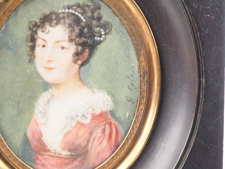 G. EGLE. "Portrait de jeune fille à la robe rouge". Miniature début XI