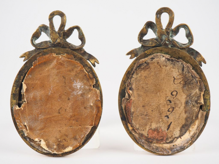 Paire de miniatures Louis XVI, "couple de personnages", dans leur cadr