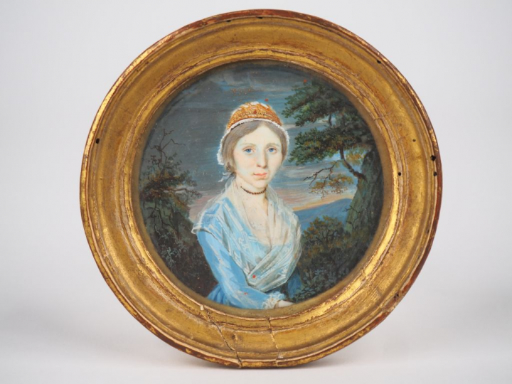 Miniature XIXème, "jeune fille au fichu". Signée en bas à droite. Diam